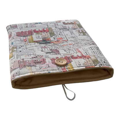 This photo shows the lining, button and elastic closure.